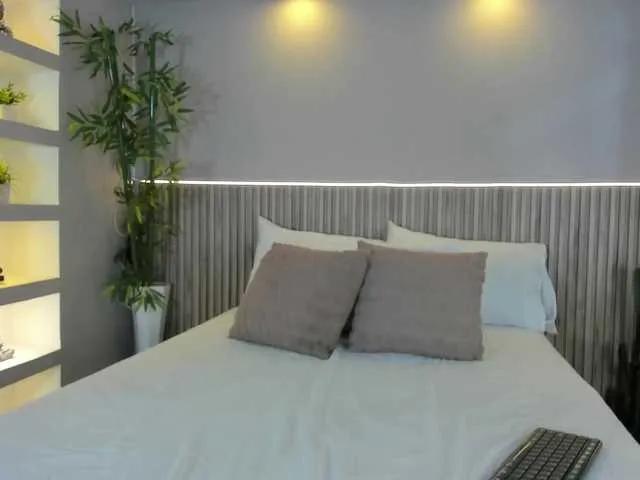 Offline EmmilyCollson on BongaCams