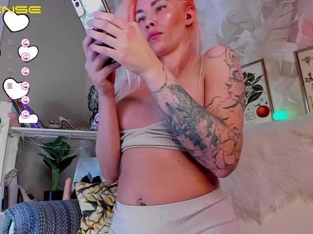 Offline FrankieFoxie on BongaCams