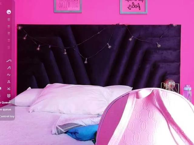 Freechat friendsmom on BongaCams