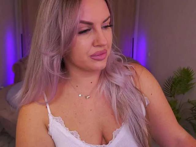 BongaCams KiraCandyS is Freechat KiraCandyS — Vibrations on my lash, fantasizing, private chat games.