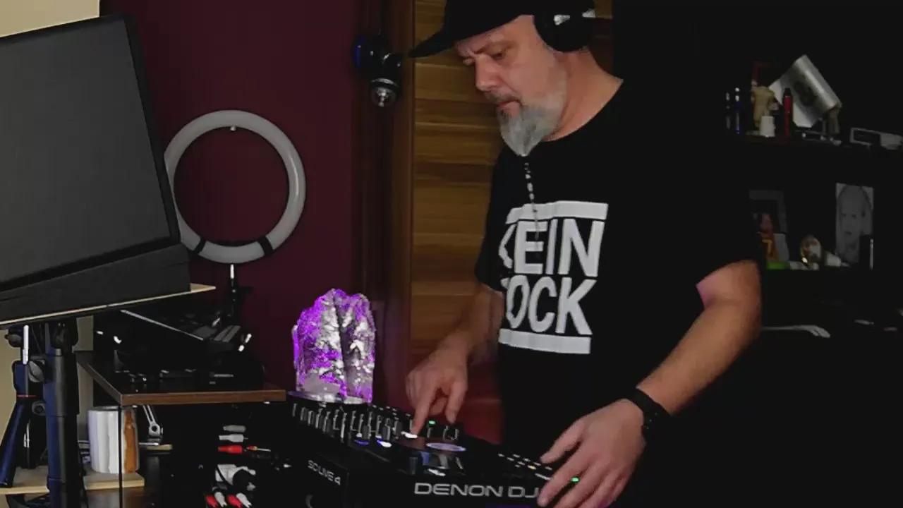 Offline 1st_omen on Cam4