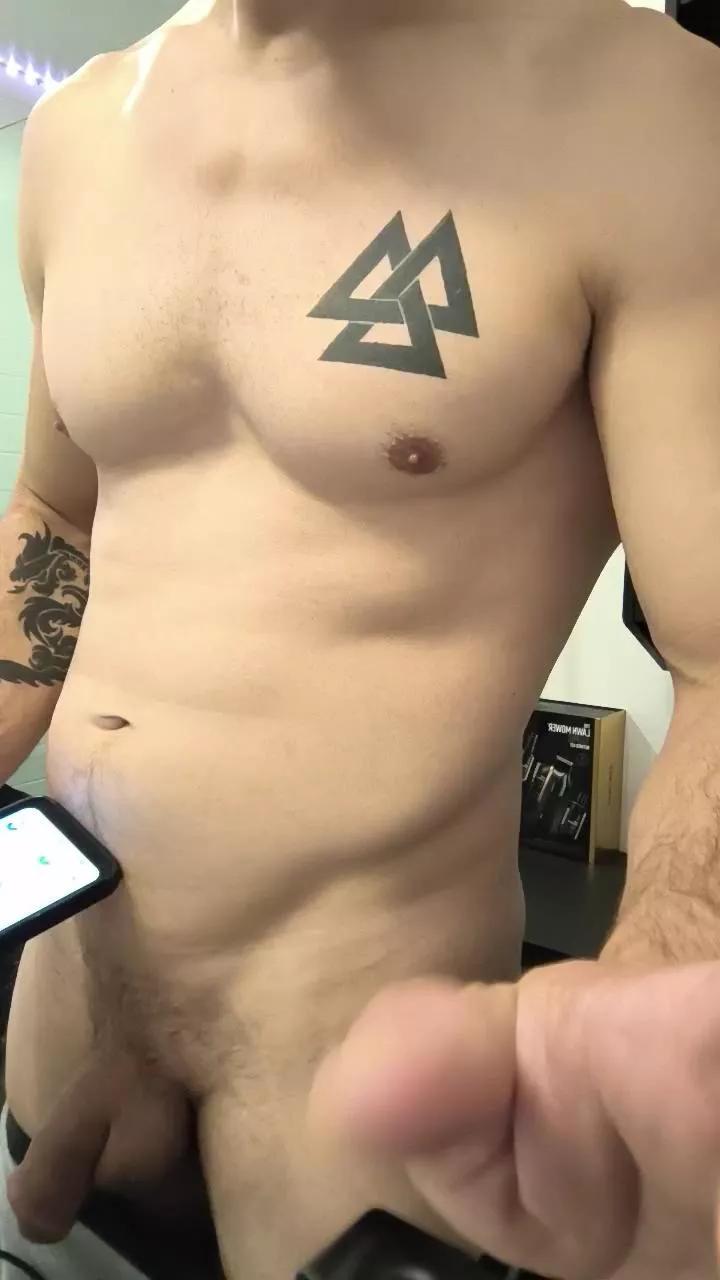 Adamd925 on Cam4 