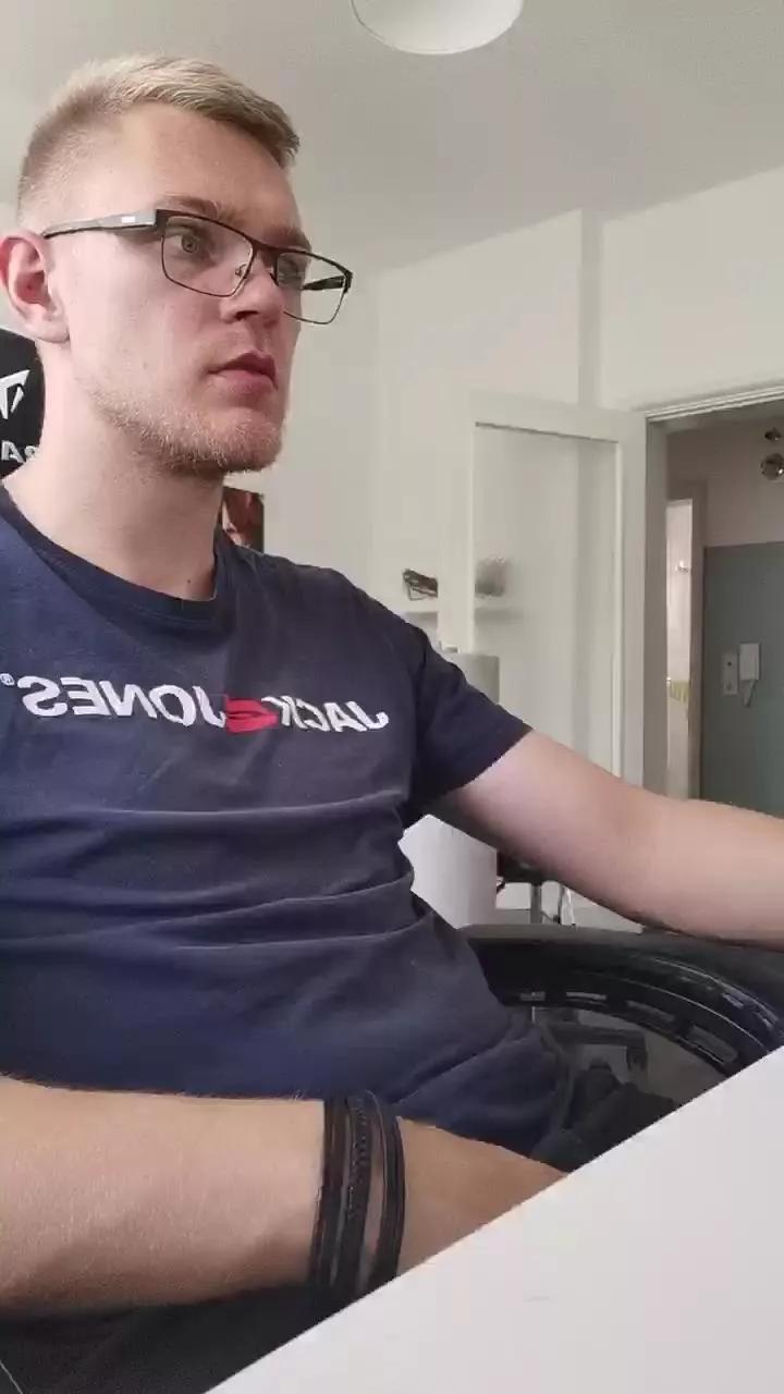 Aleex325 on Cam4 