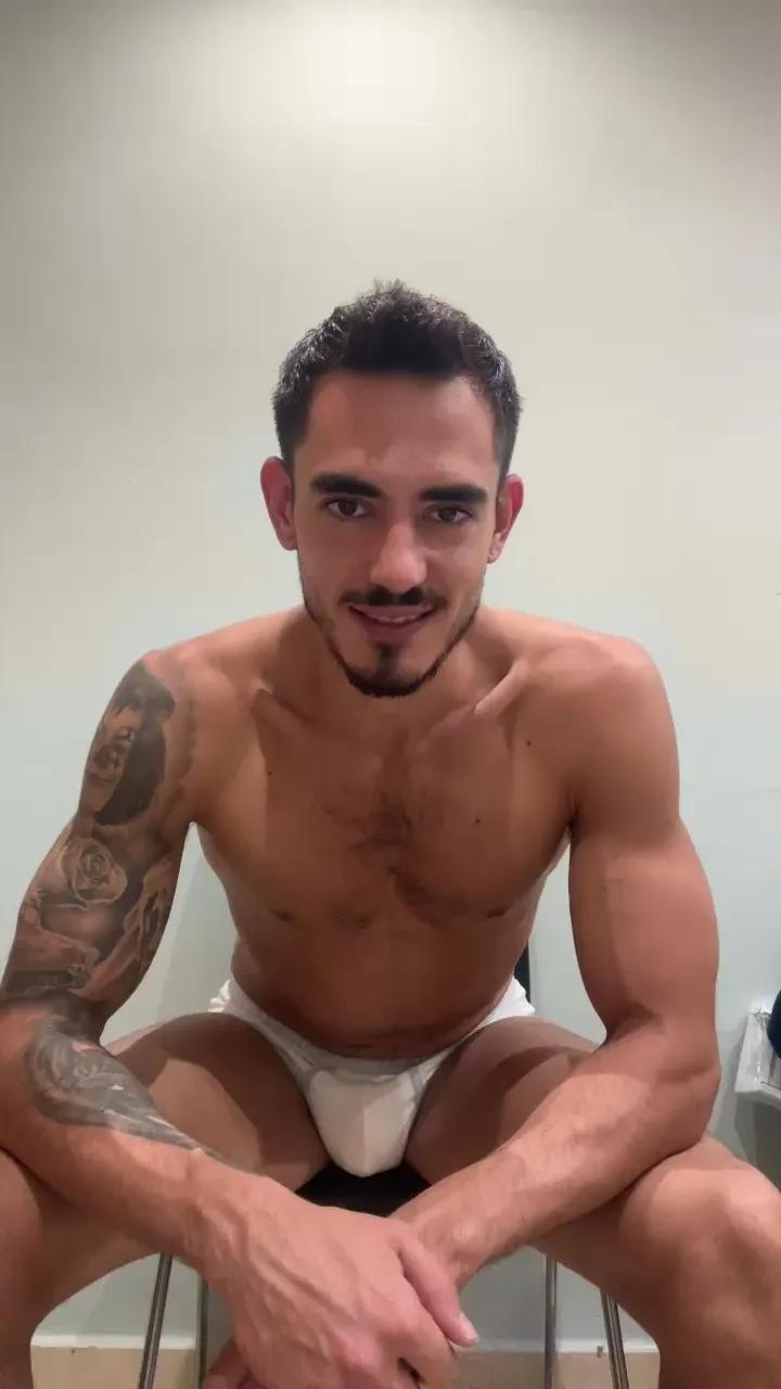 AlejandroAlpha on Cam4