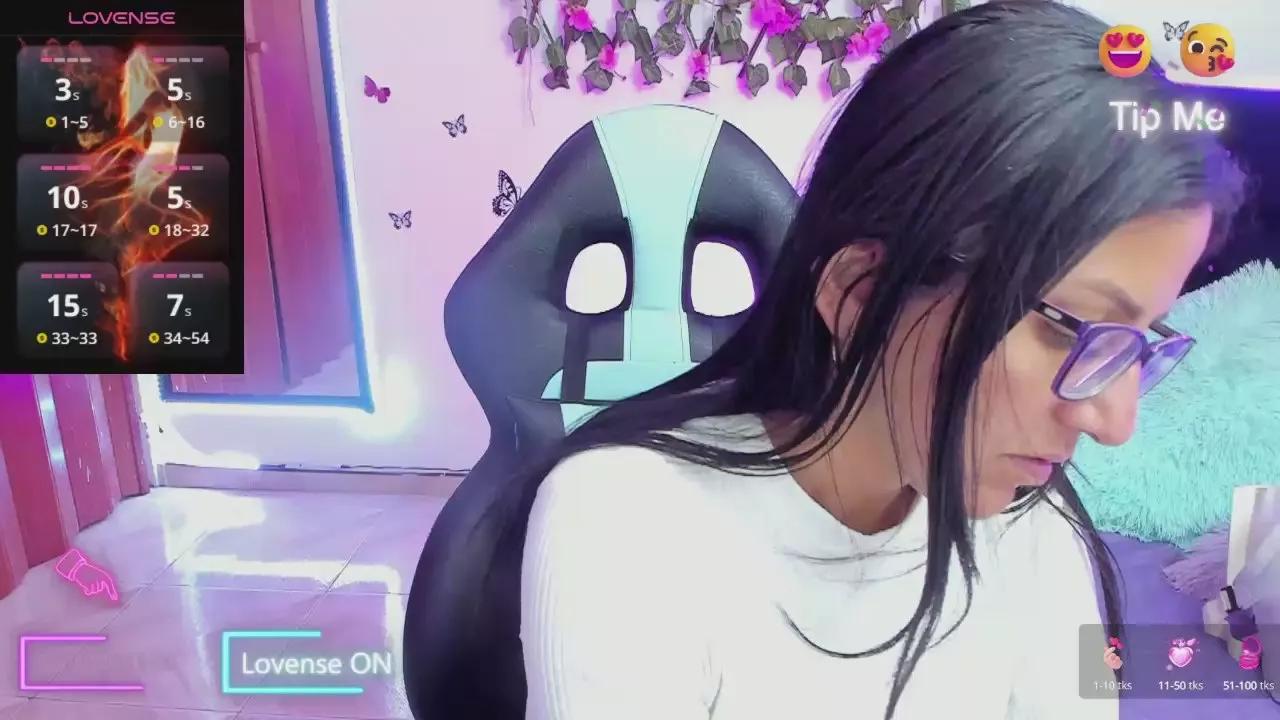Alma_blue on Cam4 