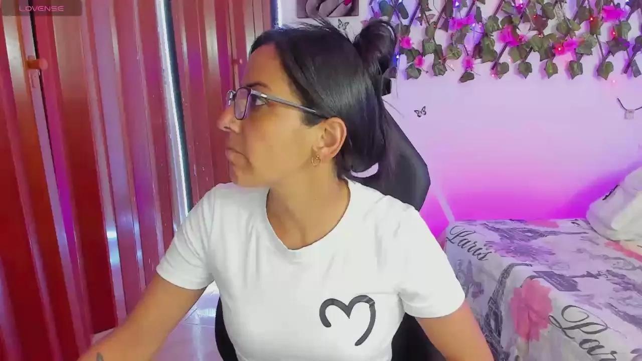 Alma_blue on Cam4 