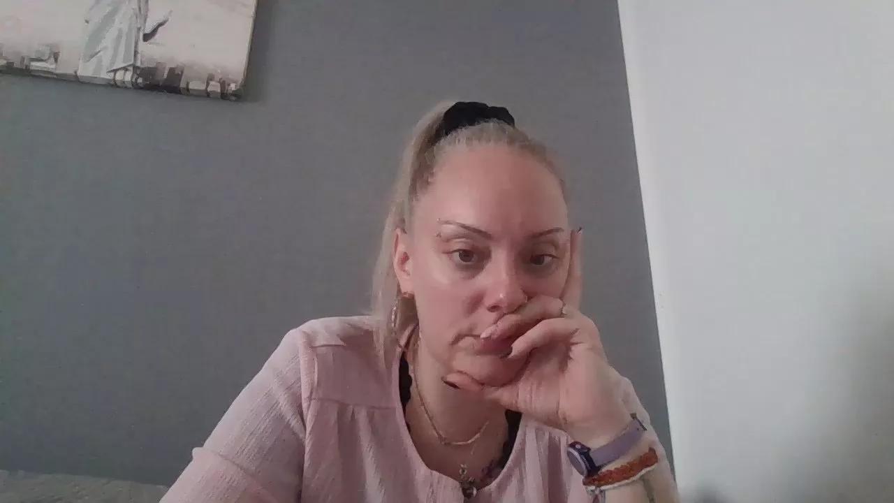 Offline Ameliaxxxx on Cam4