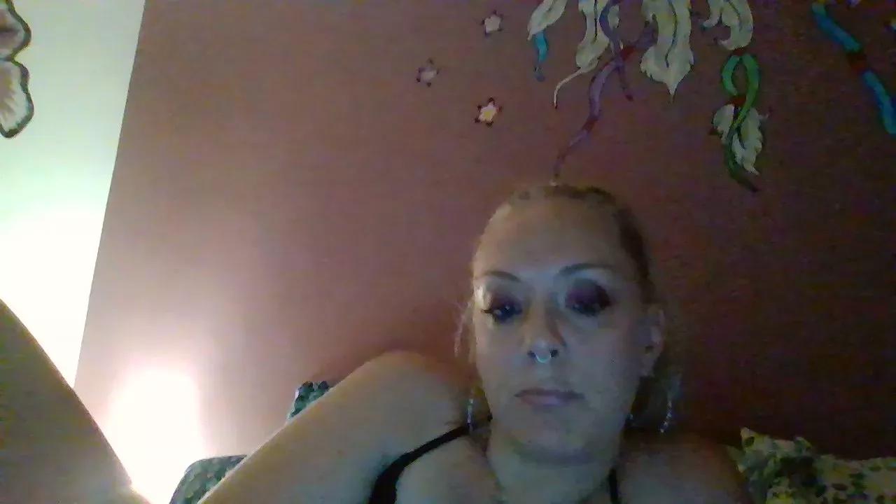 Offline Ameliaxxxx on Cam4