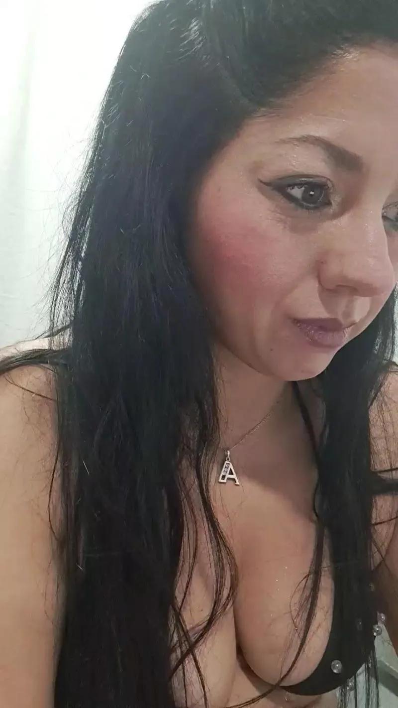 bella_milf1 on Cam4 