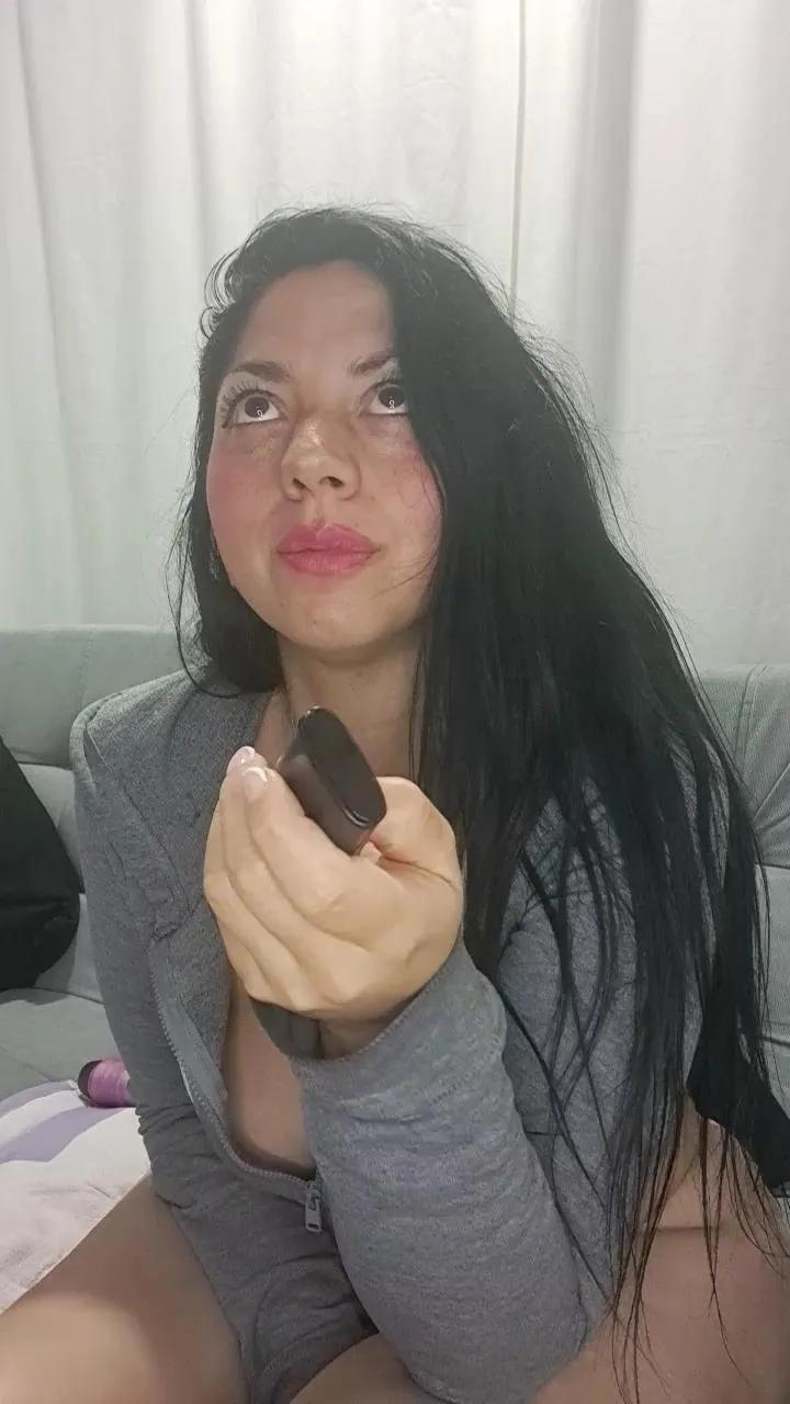 Offline bella_milf1 on Cam4