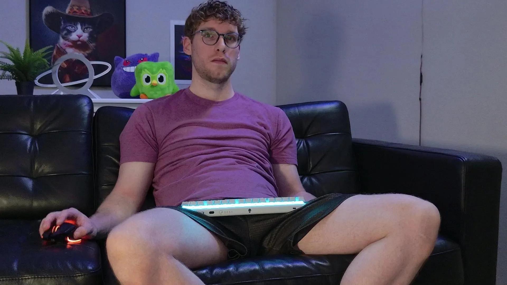 Offline BlueEyedTallGuy on Cam4