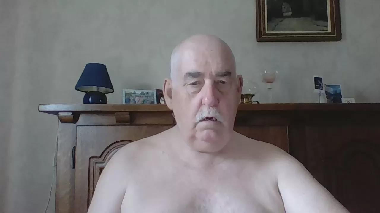 bottom672 on Cam4 