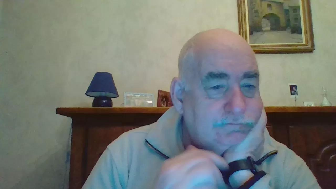 bottom672 on Cam4 