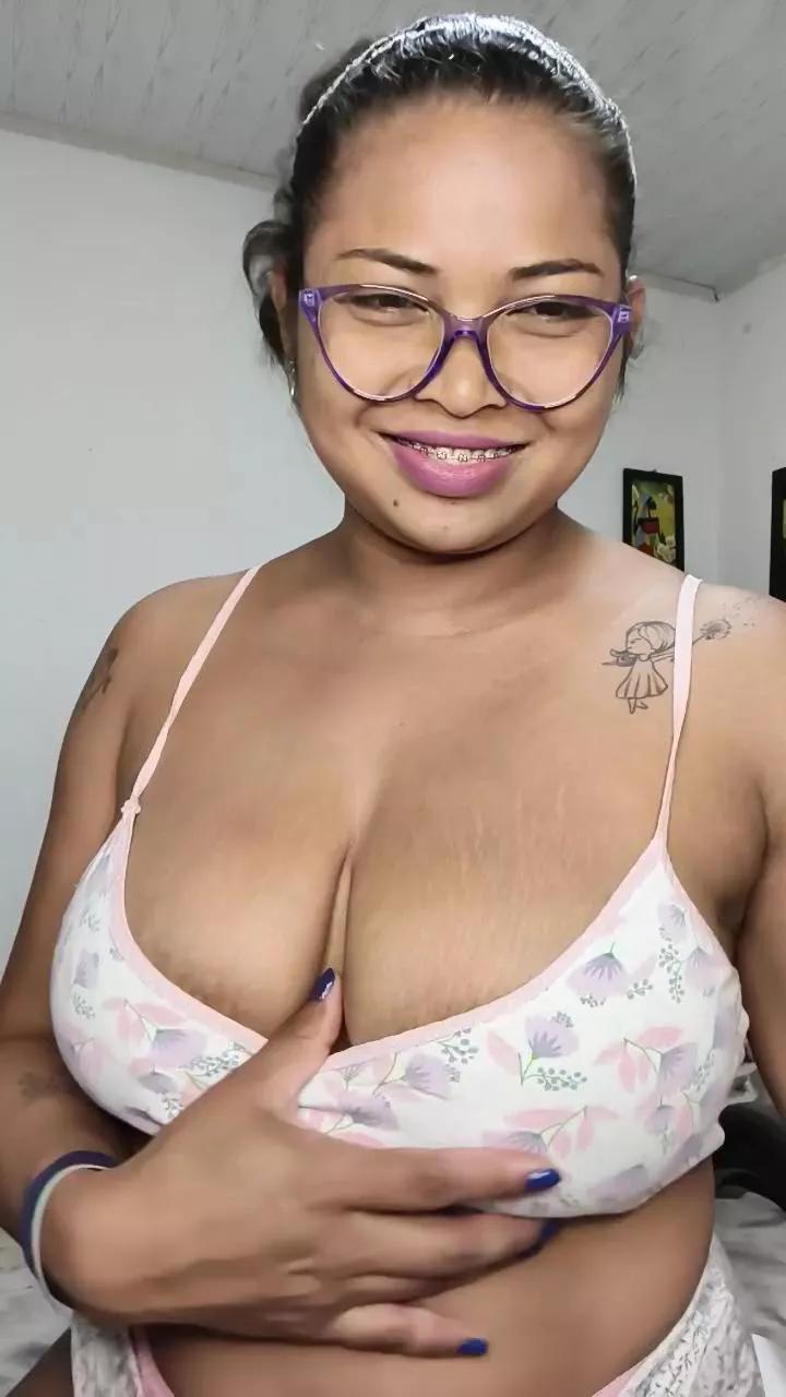 Chalohottt on Cam4 