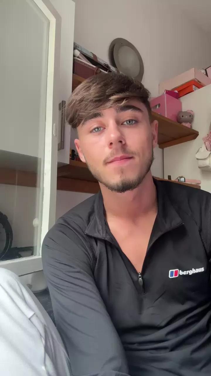 CheekyChap7081 on Cam4 