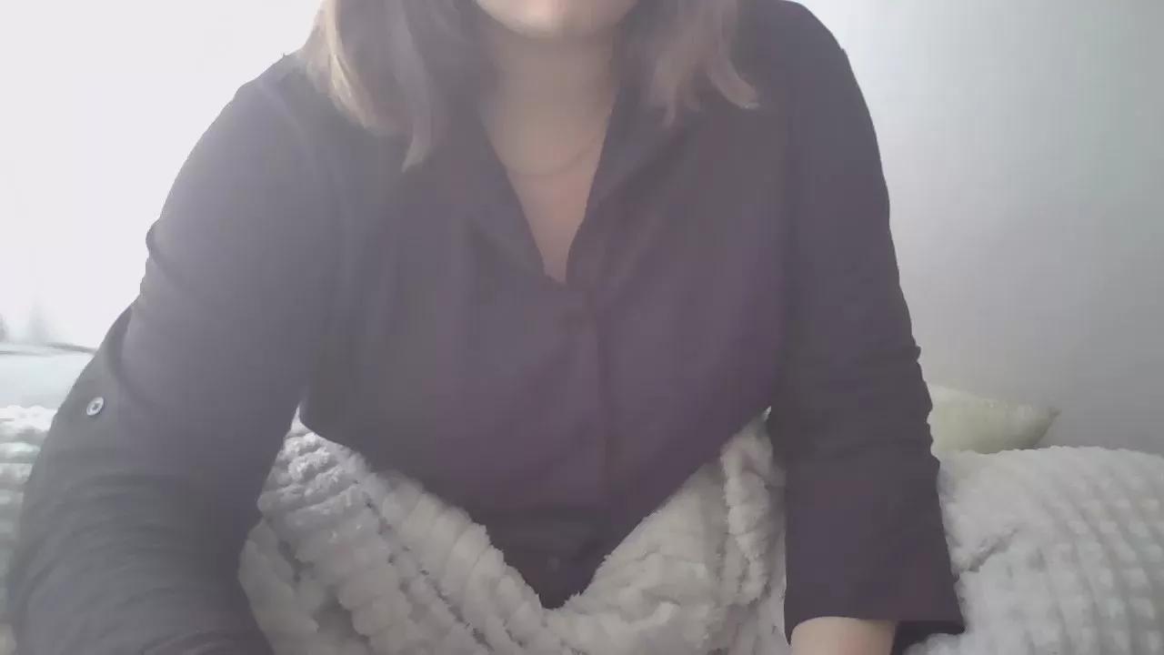 CurvyMaya on Cam4 