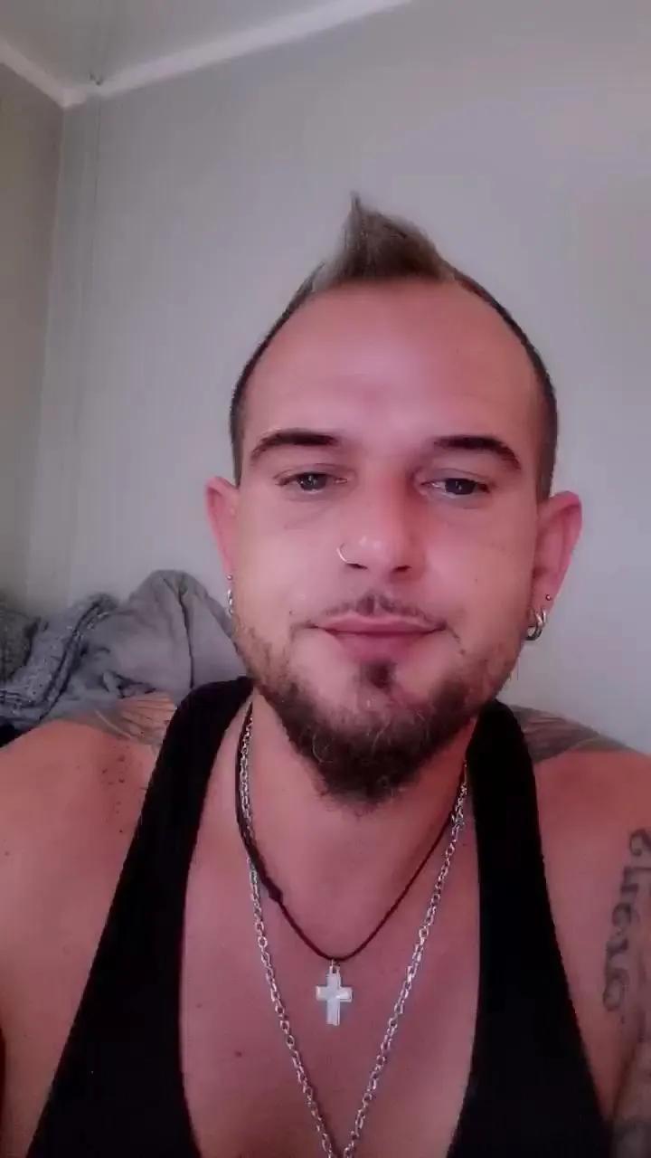 Offline Dani4490 on Cam4