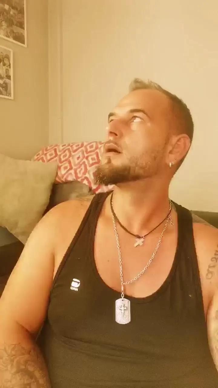 Offline Dani4490 on Cam4