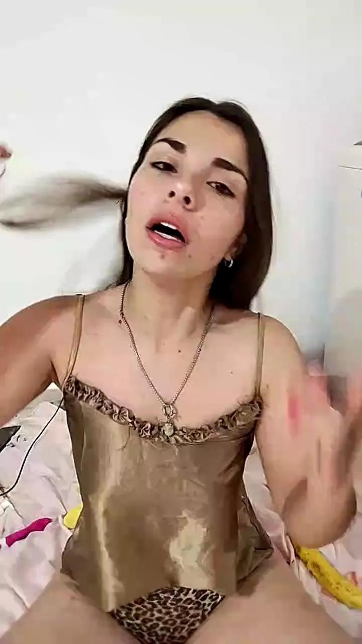 Offline Desiree025 on Cam4