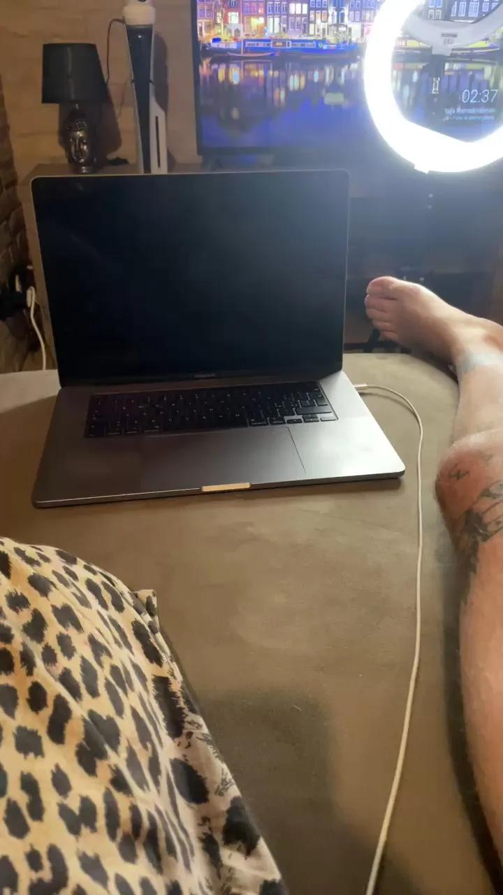 Offline dollyredyxx on Cam4