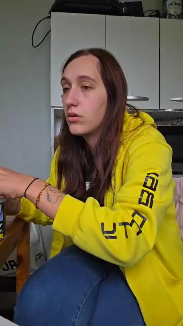 Offline Ecolieresexy09 on Cam4