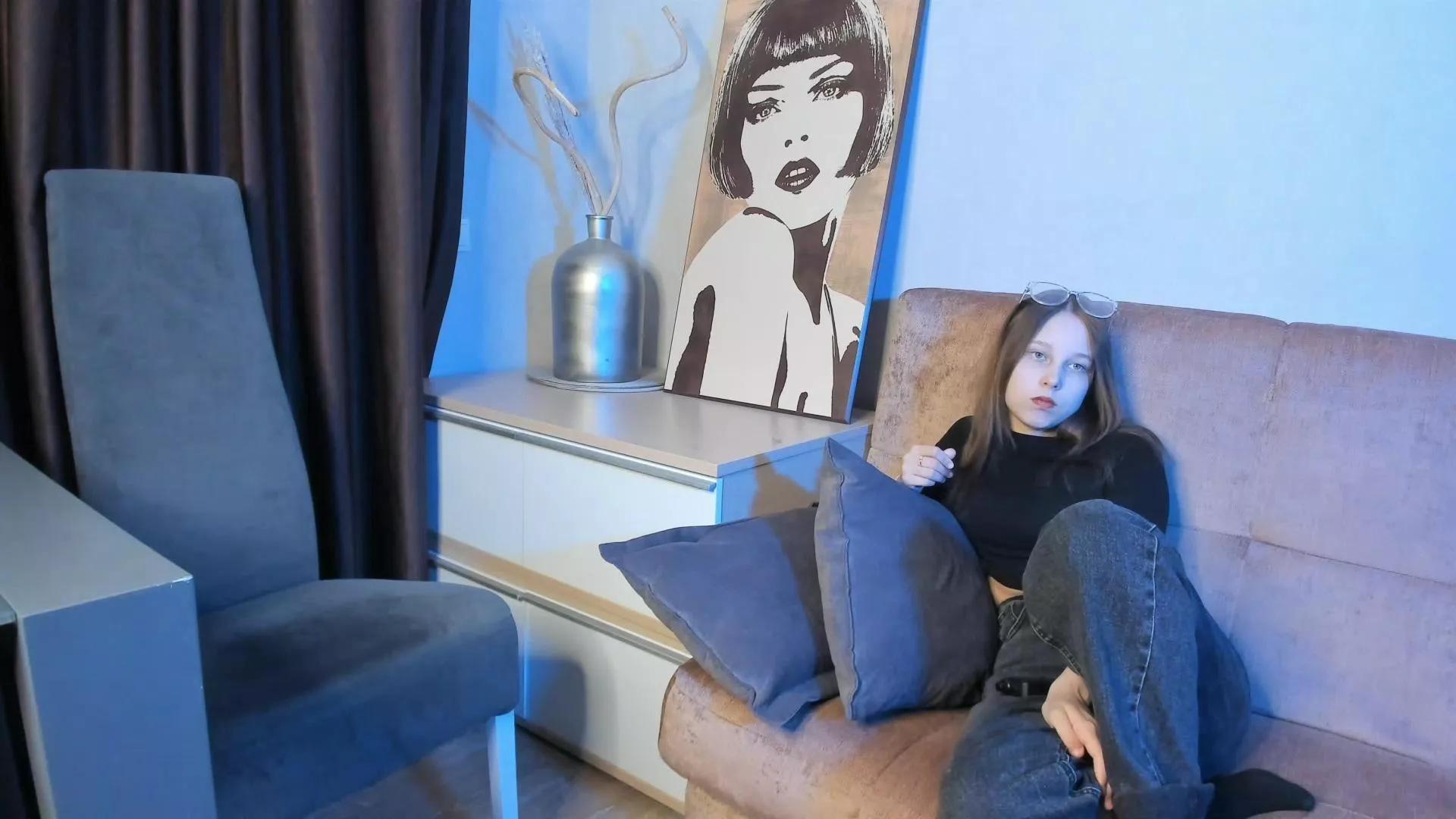 ElvinaAdy on Cam4 