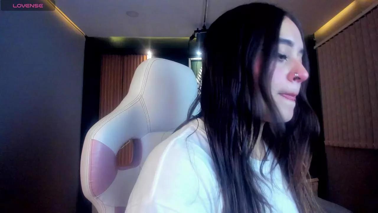 Emmajones9 on Cam4 