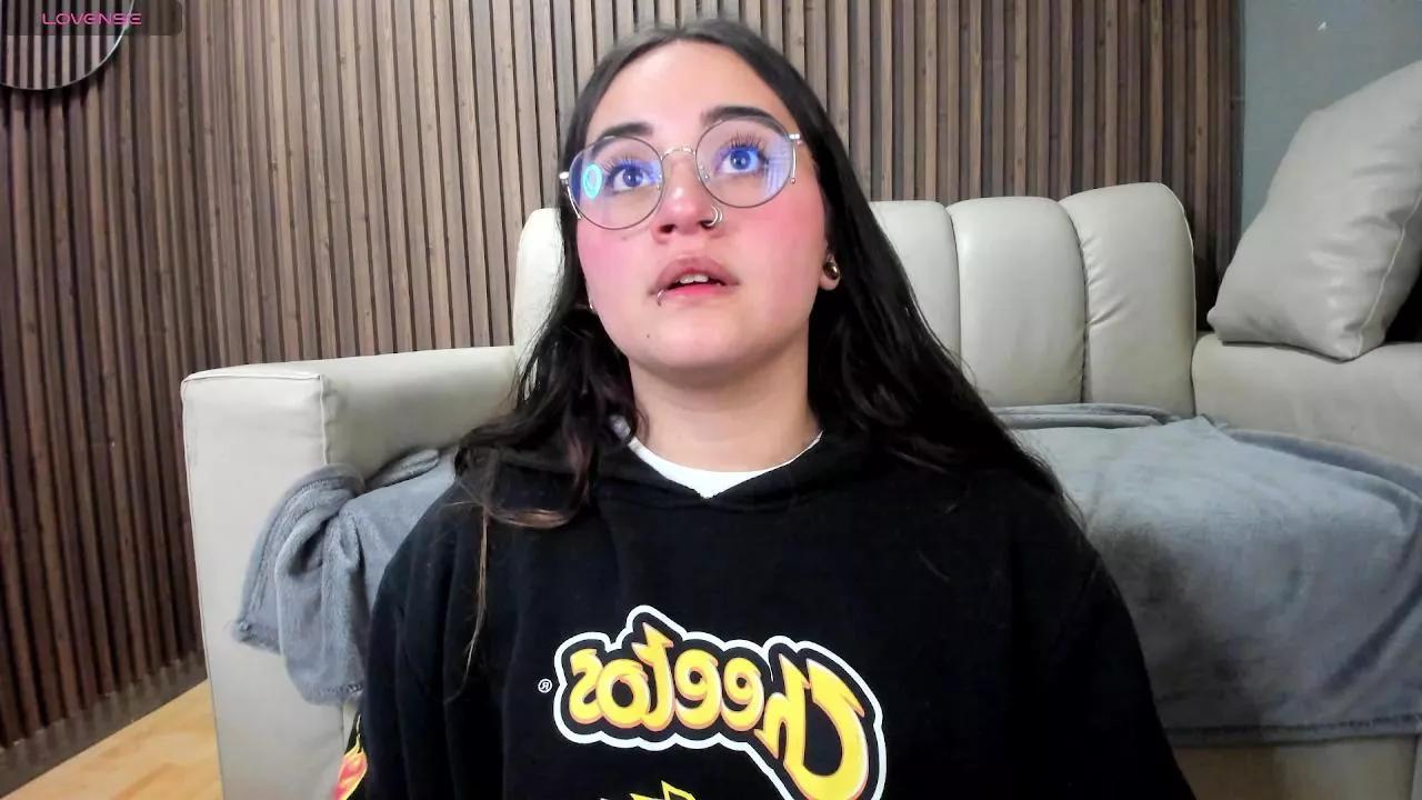 Emmajones9 on Cam4 