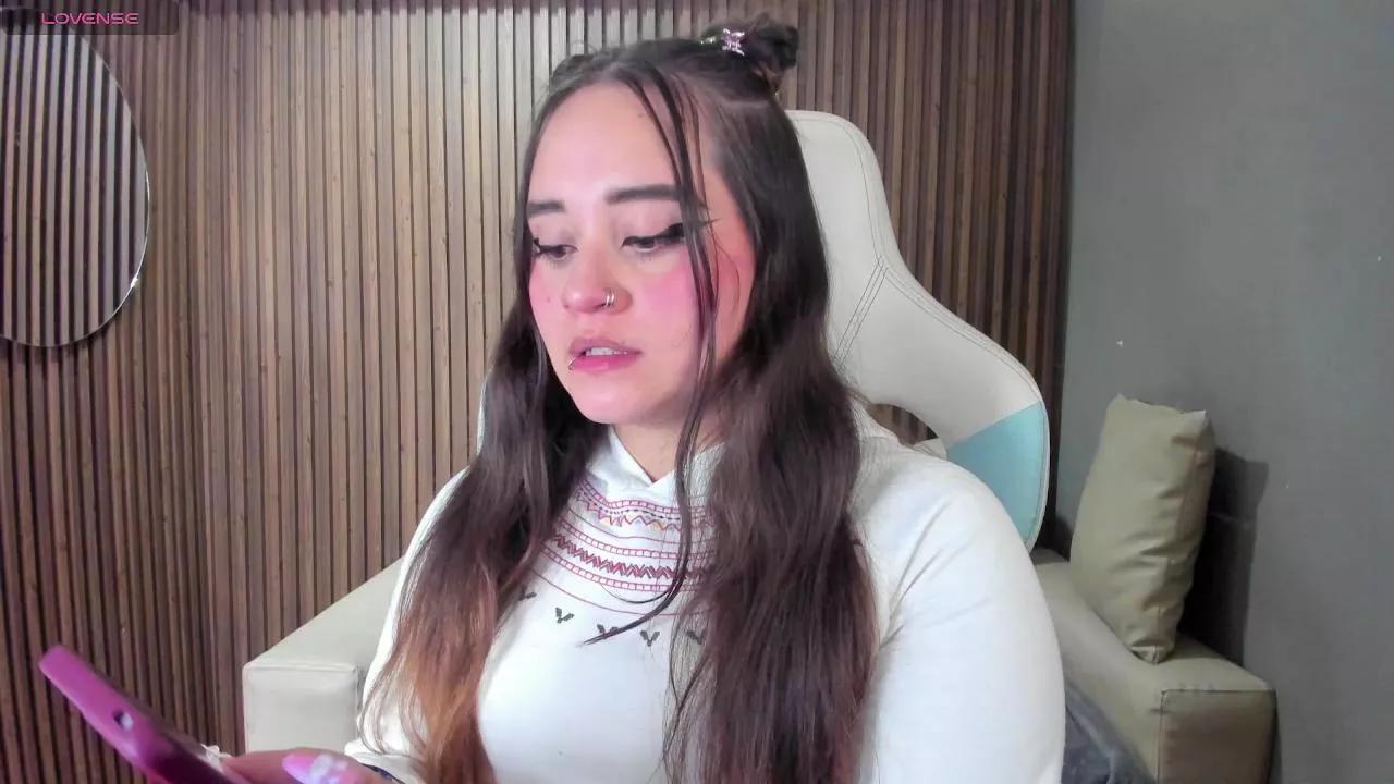 Emmajones9 on Cam4 