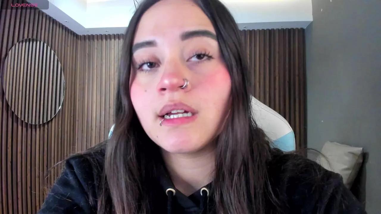 Emmajones9 on Cam4 