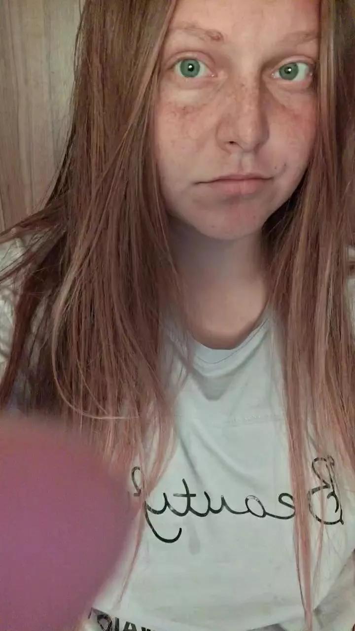 Evasapples2025 on Cam4 