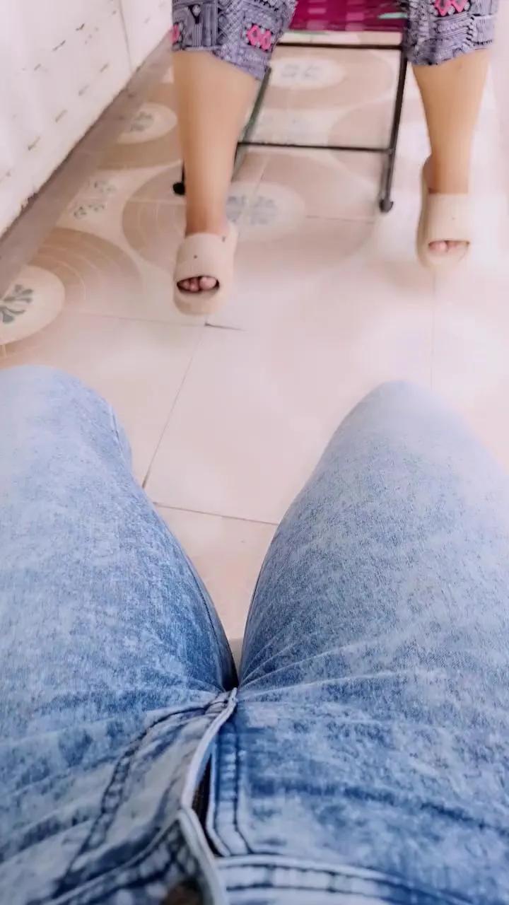 Offline girl_pee on Cam4