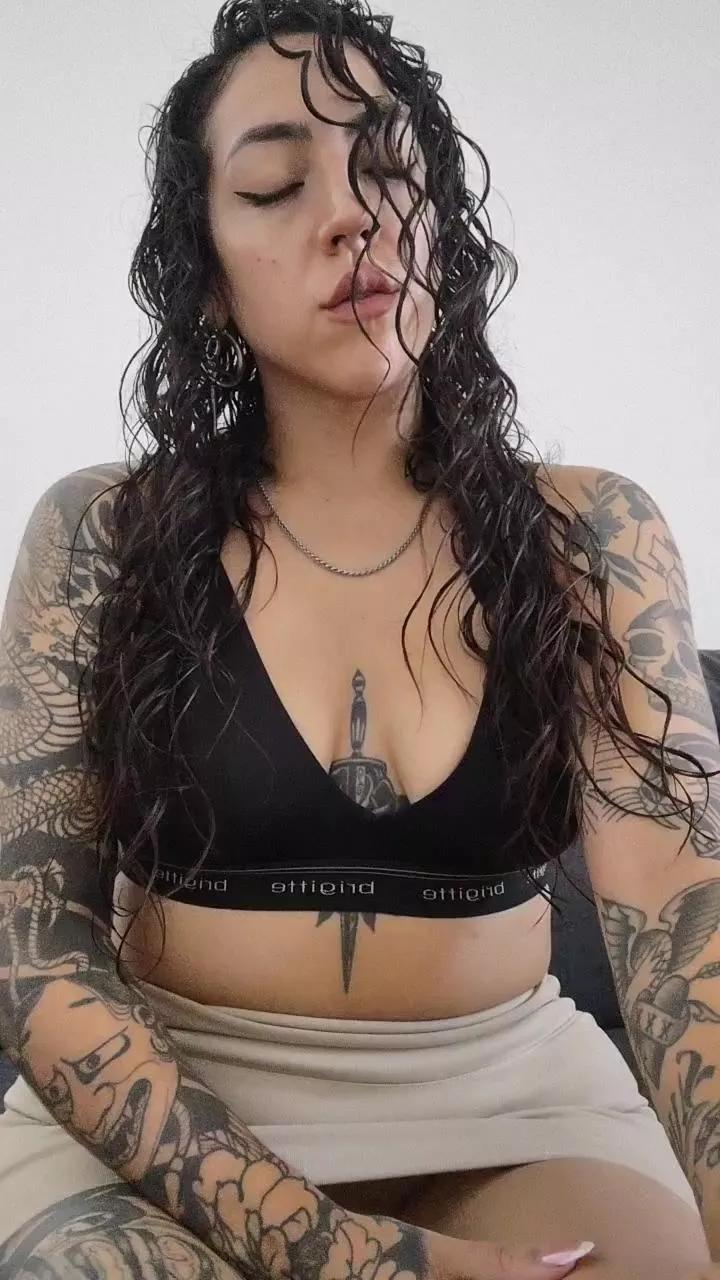 GoddessFoxie on Cam4 
