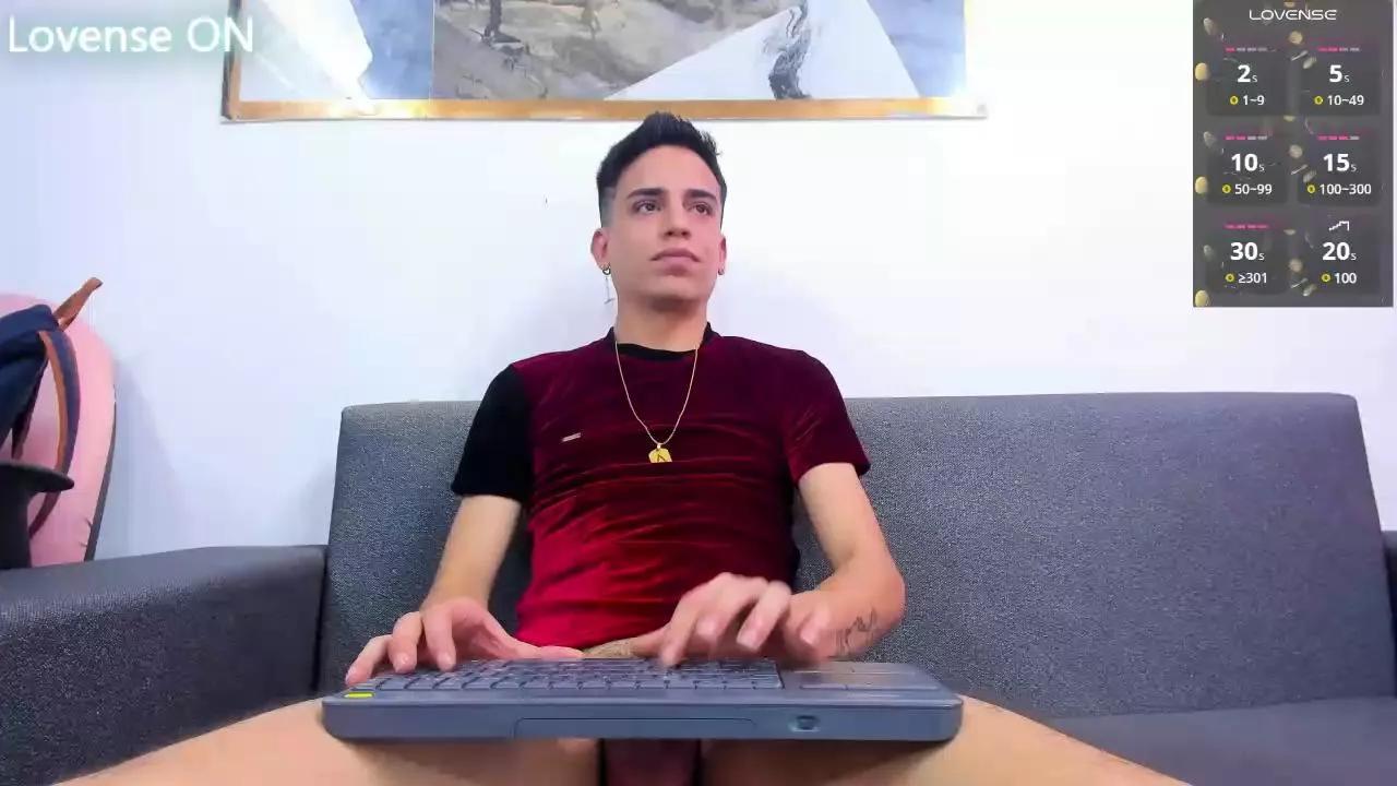 Gollden_dreams on Cam4 