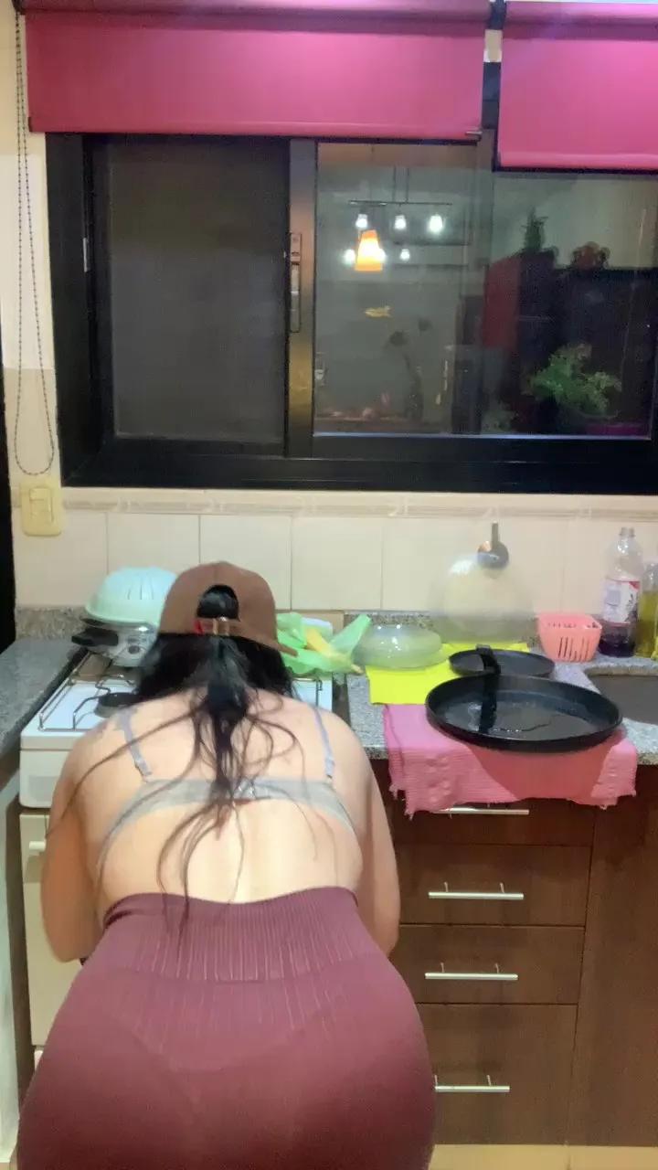 Offline hotcurvi1 on Cam4