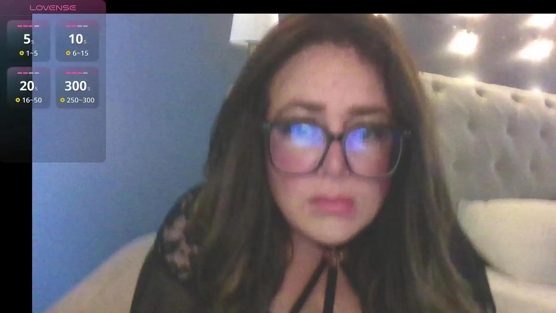 HotHousewife33 on Cam4 