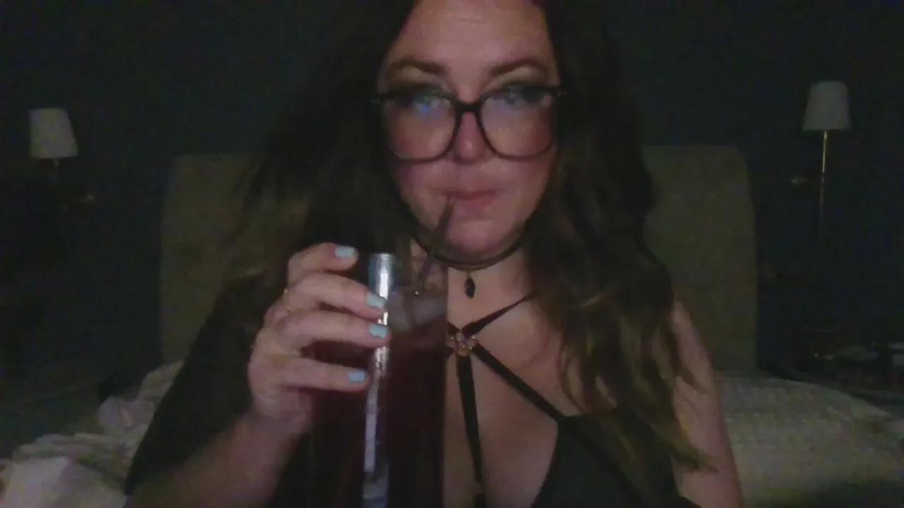 HotHousewife33 on Cam4 