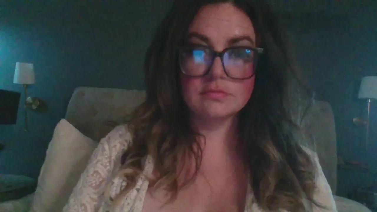 HotHousewife33 on Cam4 