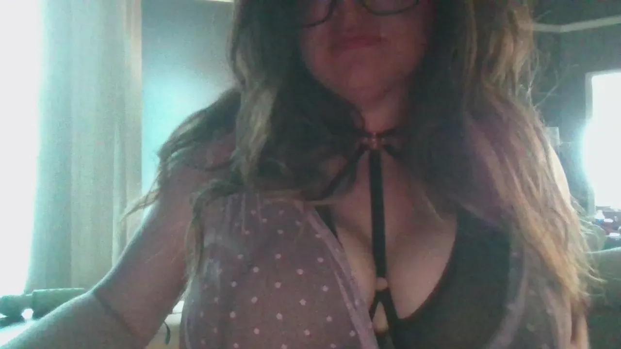 HotHousewife33 on Cam4 