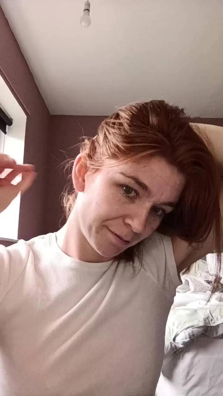 Offline Housewife_Kirst on Cam4