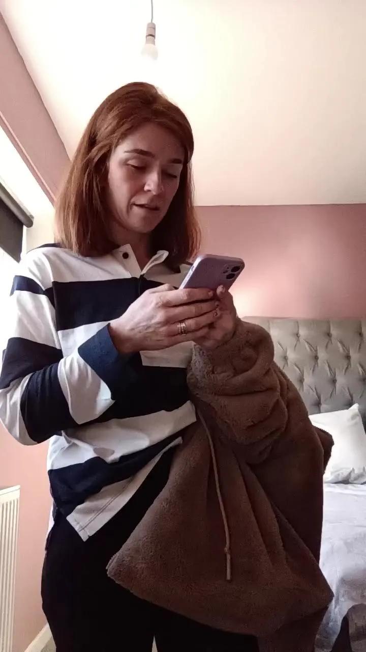 Offline Housewife_Kirst on Cam4