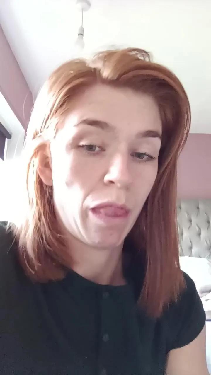 Offline Housewife_Kirst on Cam4