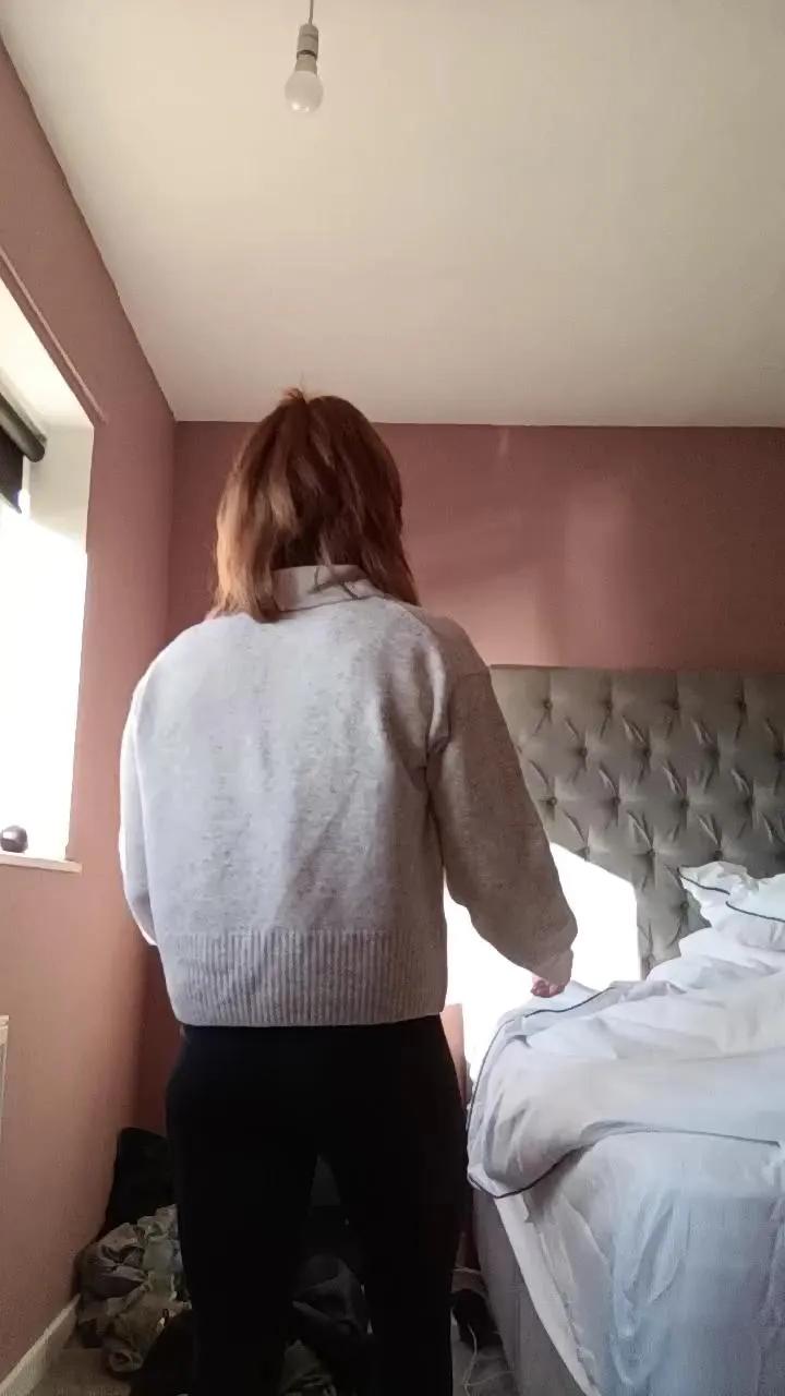 Offline Housewife_Kirst on Cam4