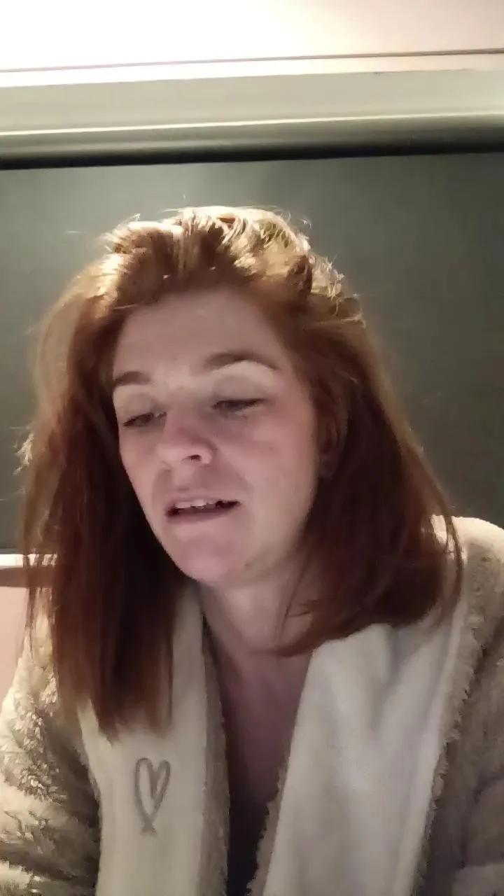 Offline Housewife_Kirst on Cam4