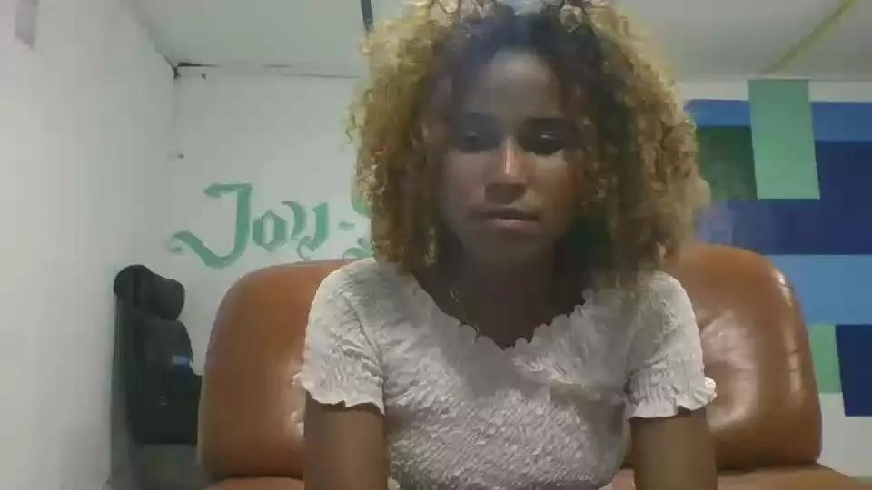 julie225 on Cam4 