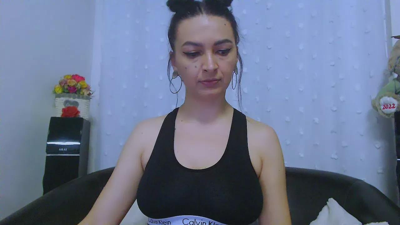 KittyWooW on Cam4 
