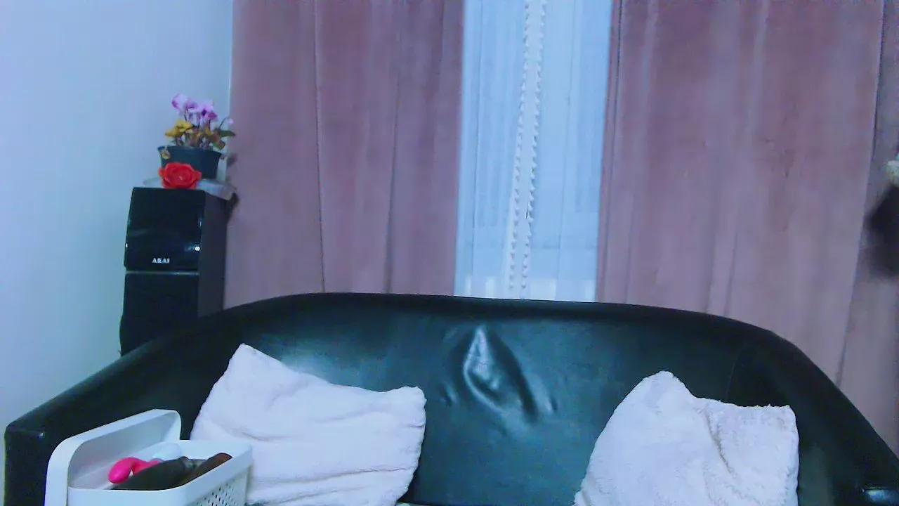 KittyWooW on Cam4 