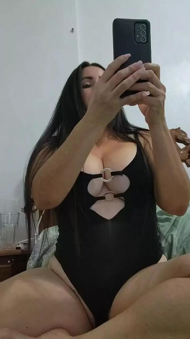 Latinahot1lee on Cam4 