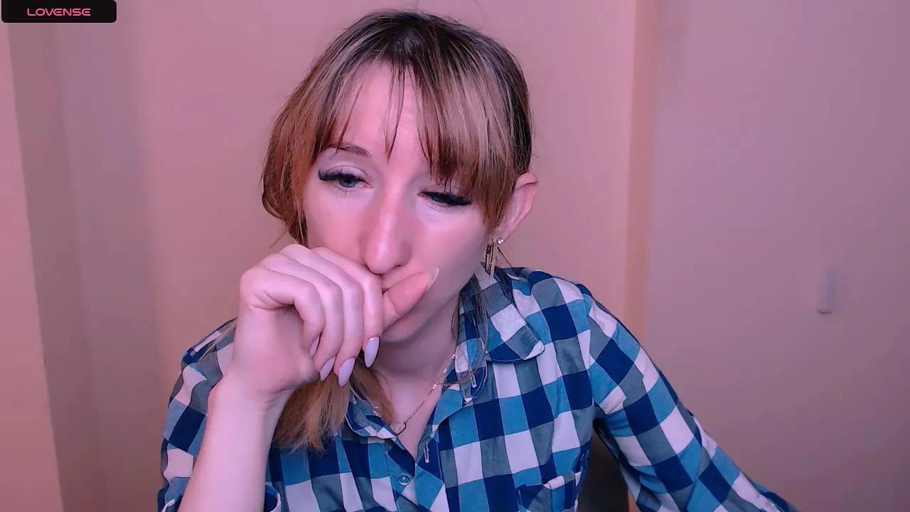 LillyBluee on Cam4 