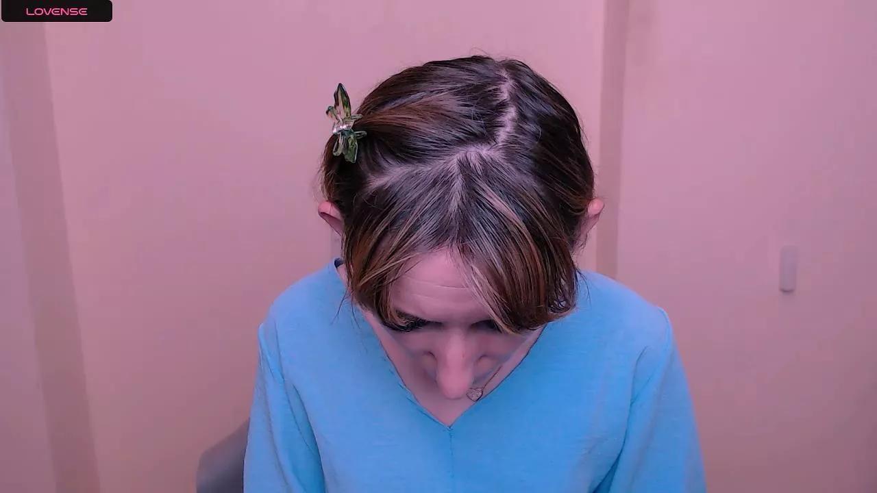 LillyBluee on Cam4 